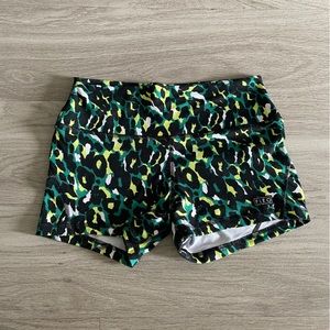 Green cheetah Fleo shorts, apex contour, size M